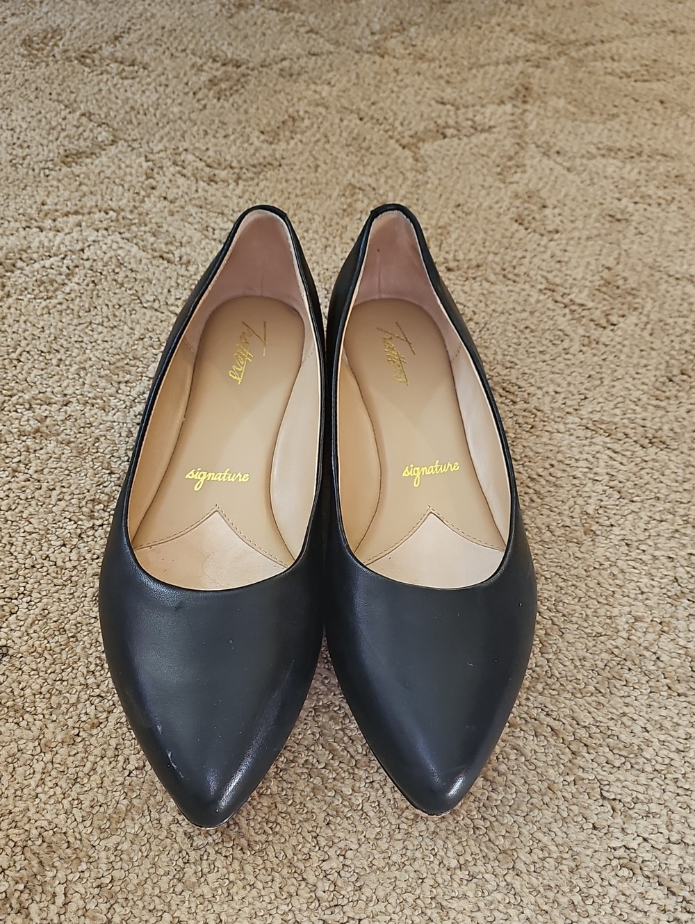 Trotters Black Pointed Toe Women's Flats